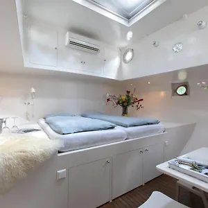  Bed & Breakfast Houseboat Volle Maan Holland